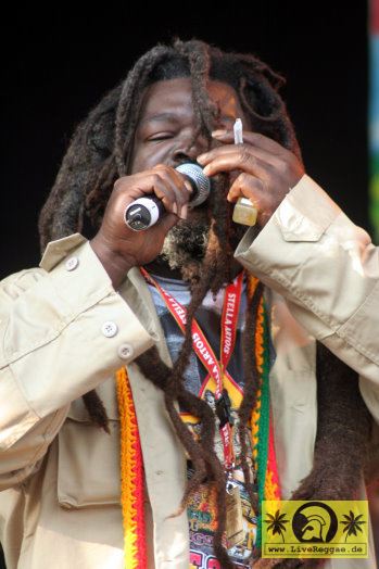 Ricky Chaplin (Jam) with Mafia and Fluxie - Reggae Geel Festival, Belgien 05. August 2006 (13).jpg